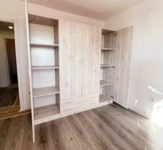 Armario de madera marrón