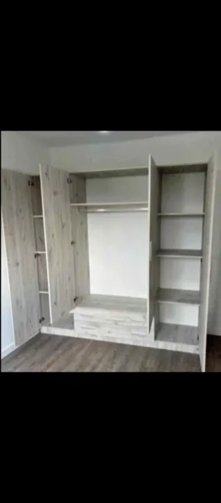 Armario de madera marrón