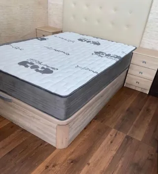 Armario de madera marrón