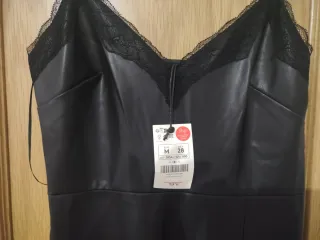 Vestido midi negro efecto piel con encaje