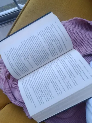 Una corona de huesos dorados (Saga De Sangre Y ...