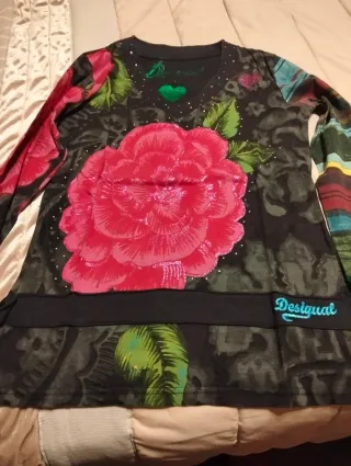 Camiseta Desigual floral negra y rosa