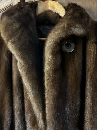 Abrigo de piel marrón