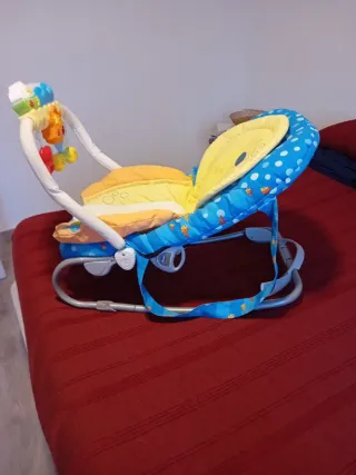 Balancín para bebé con juguetes