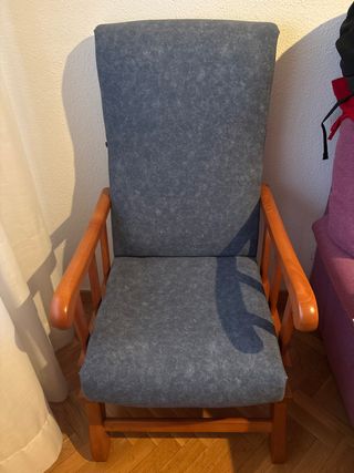 Mecedora de madera y tela cómoda