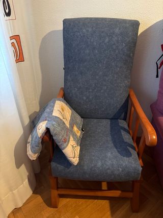 Mecedora de madera y tela cómoda