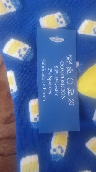Calcetines azules y amarillos con estampado