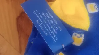 Calcetines azules y amarillos con estampado