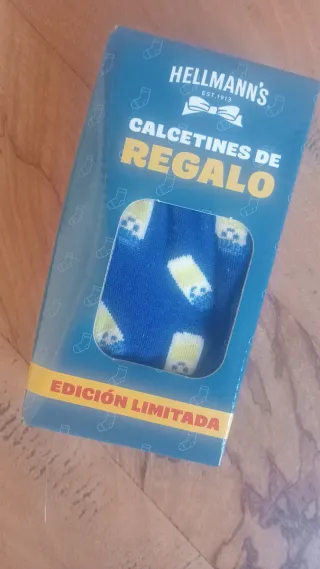 Calcetines azules y amarillos con estampado