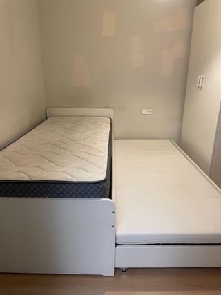Cama nido IKEA SLÄKT blanca con 2 colchones