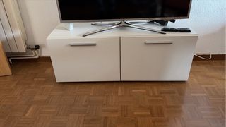 Mueble TV blanco con 2 puertas
