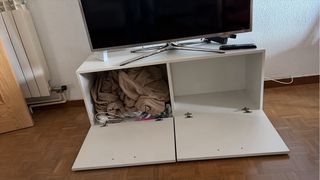 Mueble TV blanco con 2 puertas