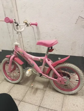 Bicicleta infantil rosa. 10 euros.
