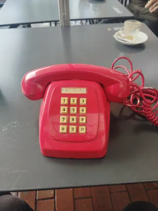 Teléfono rojo antiguo