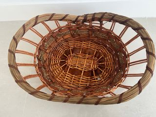 Bonita cesta artesanal de mimbre y madera 52 cms