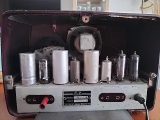 Radio antigua y tocadiscos retro