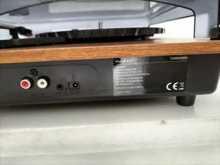 Radio antigua y tocadiscos retro