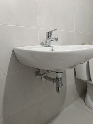 Lavabo de cerámica completo (accesorios marca Roca