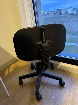 Banco con respaldo y ruedas