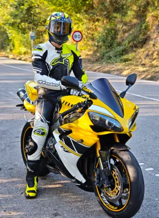 Mono Alpinestars GP Plus v2 Talla 50