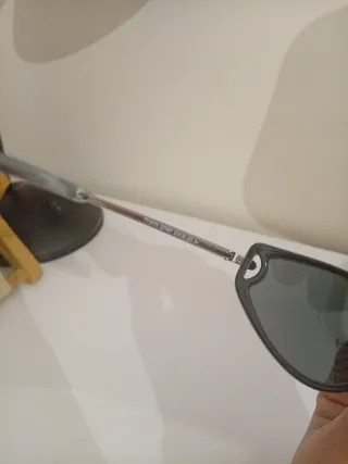 Occhiali da sole neri e grigi