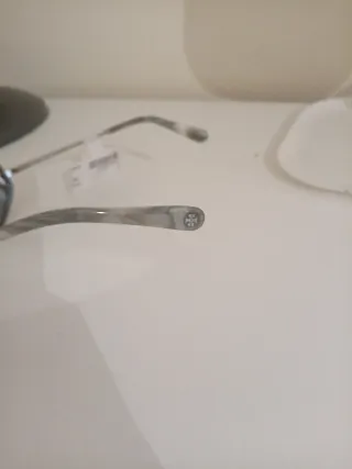 Occhiali da sole neri e grigi