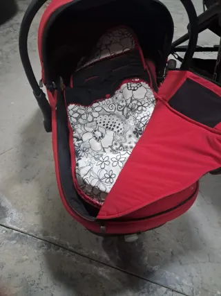 Capazo y silla de bebé color rojo