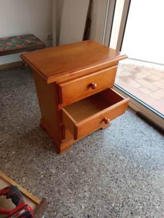Mesita de noche de madera