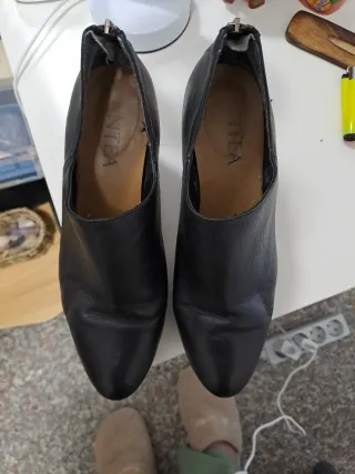 Botines de piel negros con tacón. Súper cómodos.