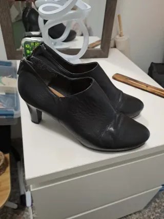 Botines de piel negros con tacón. Súper cómodos.