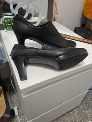 Botines de piel negros con tacón. Súper cómodos.
