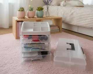 Organizadores de plástico transparentes.