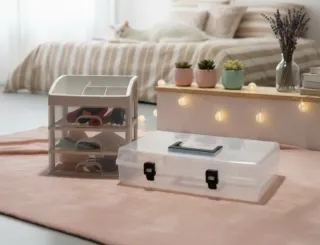 Organizadores de plástico transparentes.