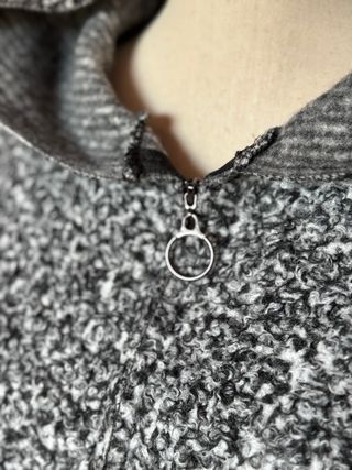 Abrigo con capucha y cremallera