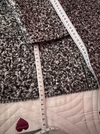 Abrigo con capucha y cremallera