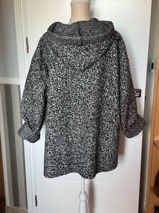 Abrigo con capucha y cremallera