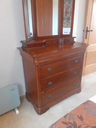 Cómoda de madera con espejo