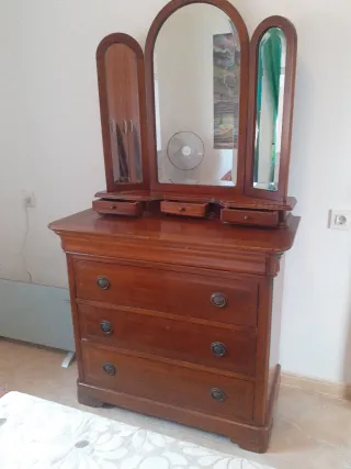 Cómoda de madera con espejo