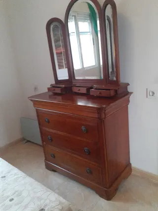 Cómoda de madera con espejo