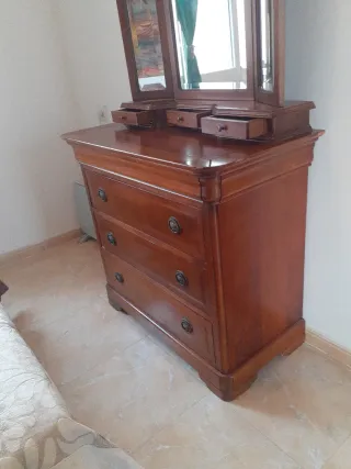 Cómoda de madera con espejo