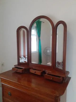 Cómoda de madera con espejo
