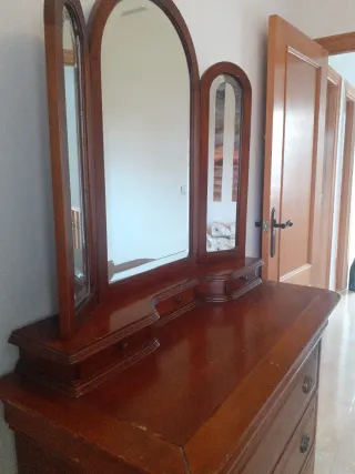 Cómoda de madera con espejo