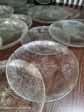 Platos de cristal con diseño de hojas