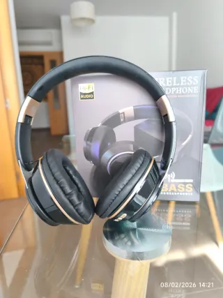 Auriculares Inalámbricos Negro y Dorado.