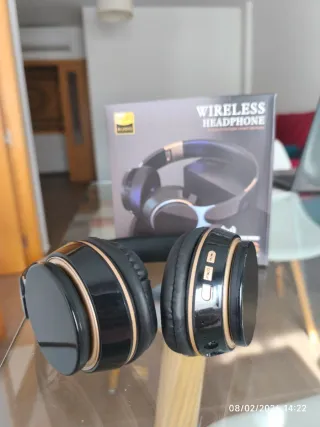 Auriculares Inalámbricos Negro y Dorado.