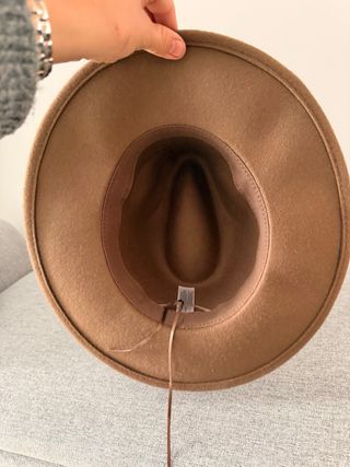 Gorro de fieltro marrón con cinta negra