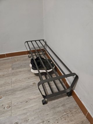 Zapatero metálico negro