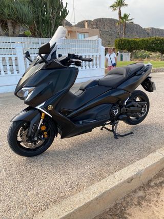 Yamaha T-MAX 530 DX Negra