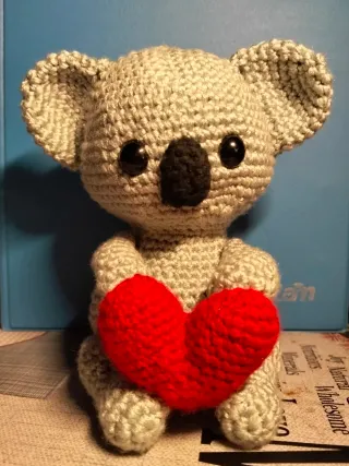 Koala de ganchillo con corazón