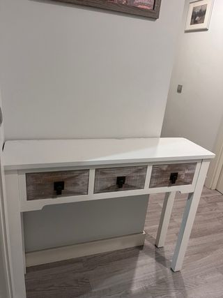 Mueble recibidor blanco y madera